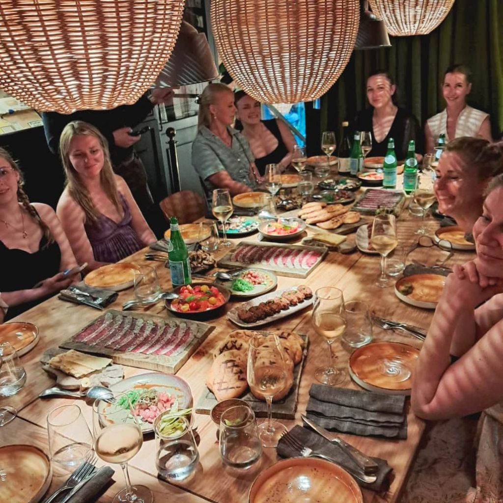Gemeinsames Abendessen des Teams während des Barcelona-Ausflugs