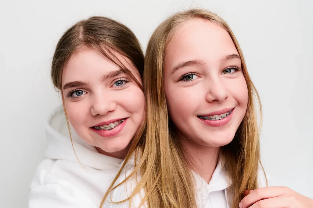 2 Kinder mit Kinderzahnspangen