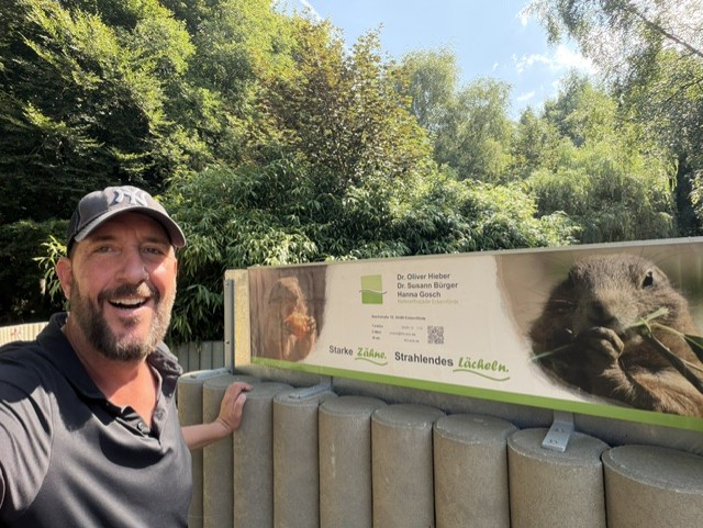 Herr Hieber vor den Präriehunden
